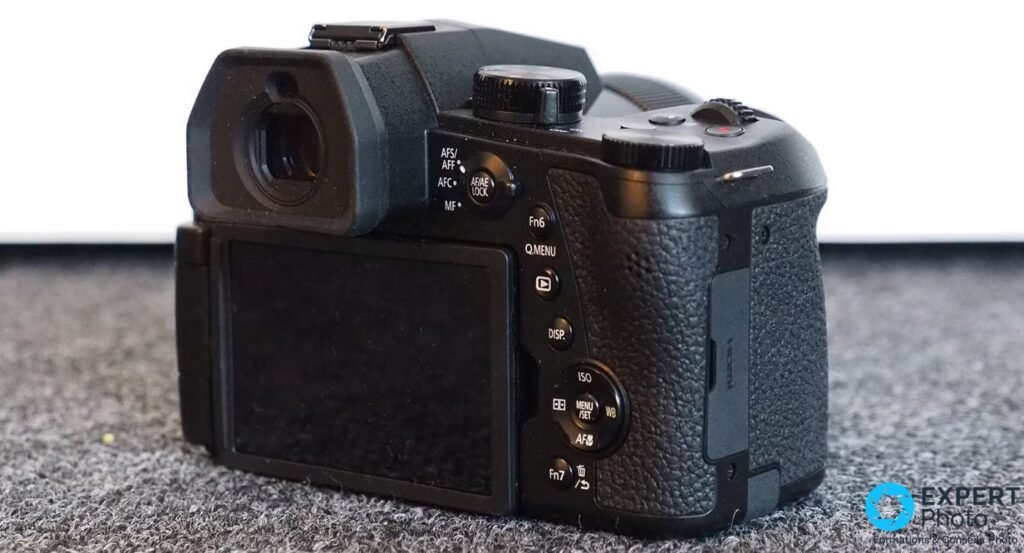 Panasonic Lumix FZ1000 II face arrière : viseur avec oculaire, écran LCD replié, boutons AFS/AFC/MF, ISO, Q.MENU et Fn6 à Fn7 visibles 