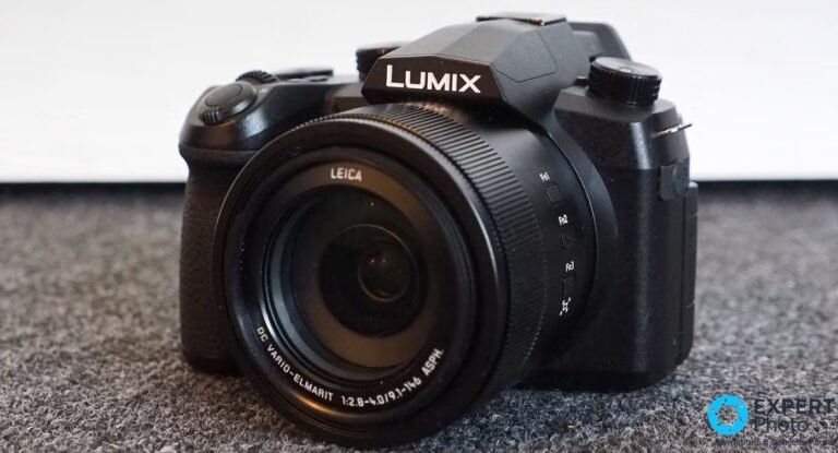 Panasonic Lumix FZ1000 II vue 3/4 avant, zoom Leica DC Vario-Elmarit f/2.8-4 rétracté, boîtier noir