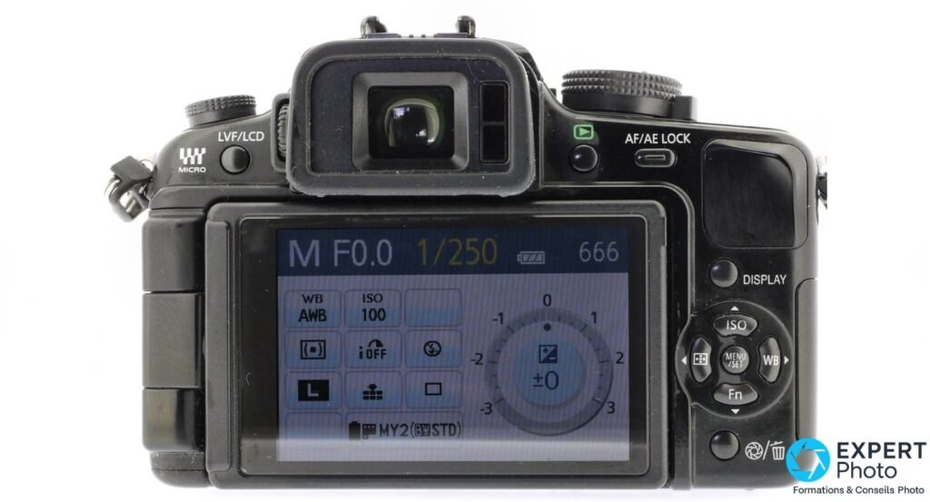 Panasonic Lumix G1 vu de dos, écran allumé affichant le menu d'information (mode M, 1/250, ISO 100, AWB). 
