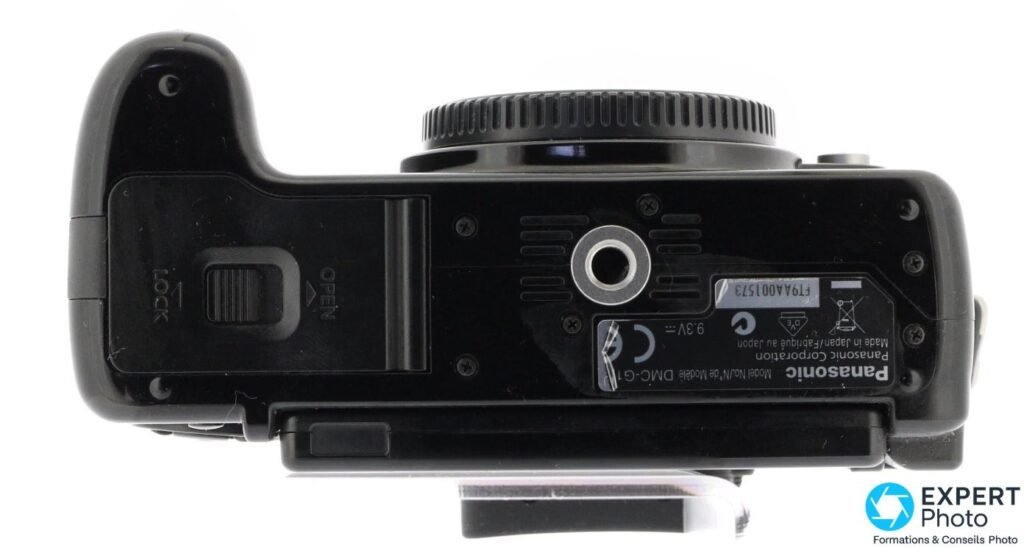 Panasonic Lumix G1 vu de dessous, filetage trépied et plaque d'identification Panasonic DMC-G1, Made in Japan.