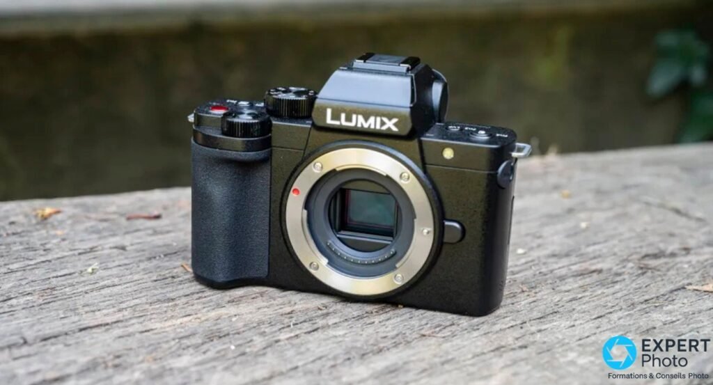  Panasonic Lumix G110 / G100 vu de 3/4 avant sans objectif, monture Micro 4/3 dégagée laissant voir le capteur. 