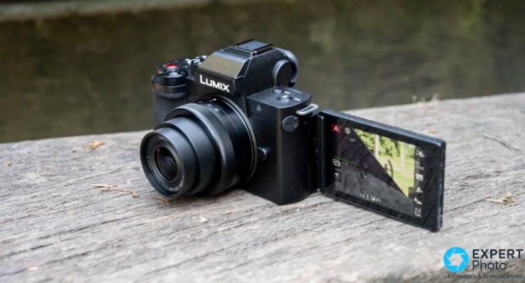 Panasonic Lumix G110 / G100 vu de 3/4 face gauche, écran orientable déployé latéralement face caméra pour le vlog. 