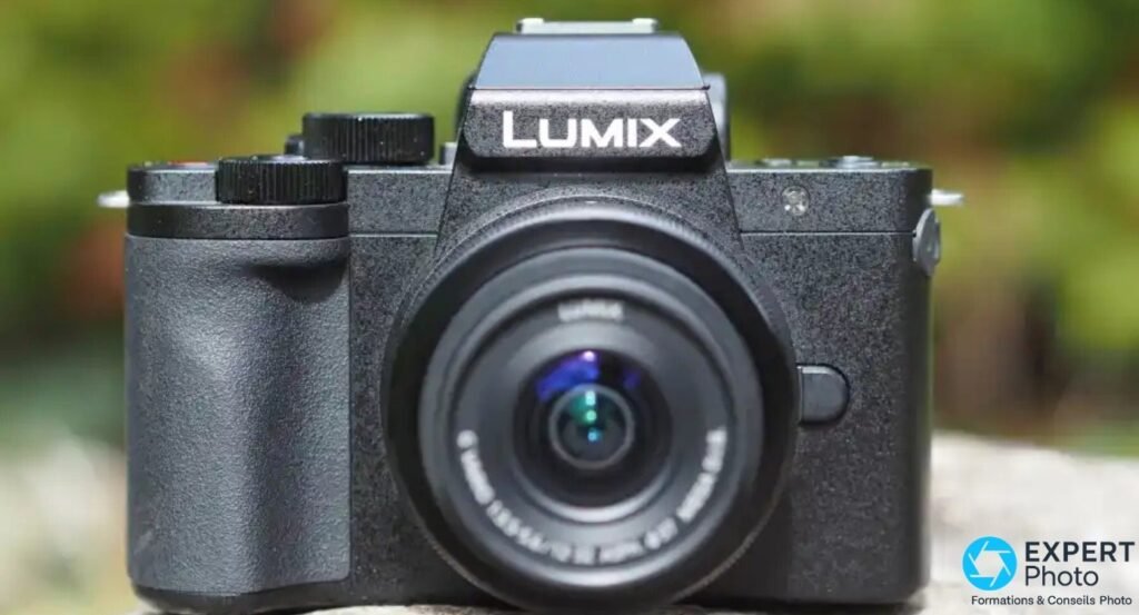  Panasonic Lumix G110 / G100 vu de face avec son zoom de kit Lumix G Vario 12-32 mm, gros plan sur la lentille frontale.