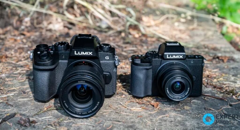 Lumix G110 / G100 (à droite) à côté d'un autre Lumix G plus volumineux, montrant l'écart de gabarit Micro 4/3. 