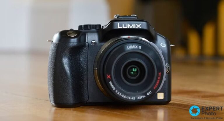 Panasonic Lumix G5 noir avec objectif Lumix G Vario 14-42 mm f/3.5-5.6 monté, posé sur un parquet en bois clair.