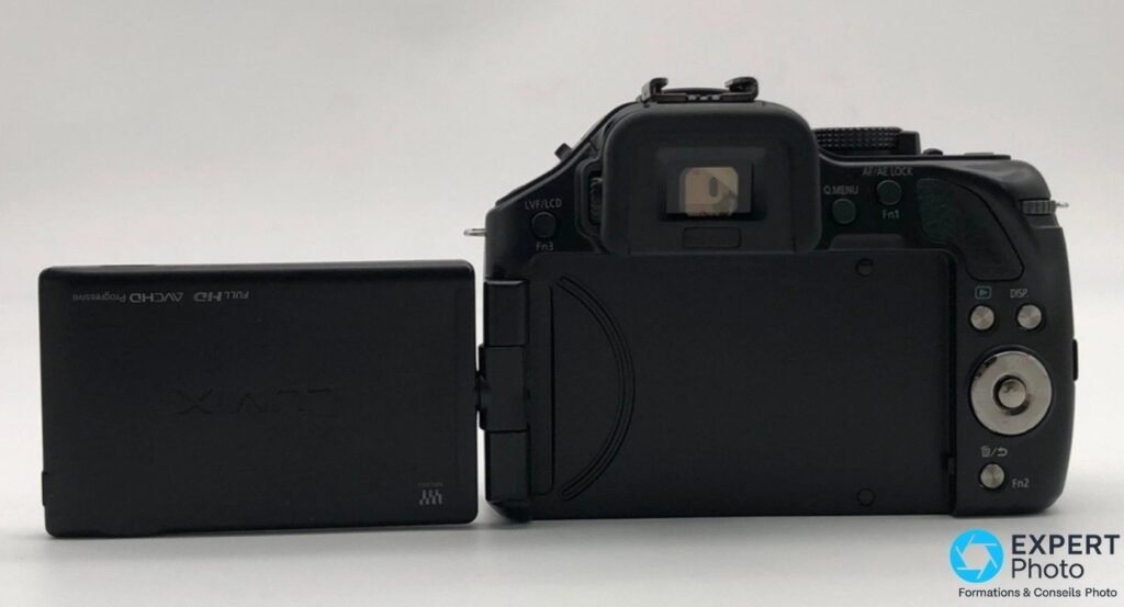 Panasonic Lumix G5 vu de l'arrière, écran orientable basculé à 180° vers l'extérieur révélant le dos marqué LUMIX FULL HD.