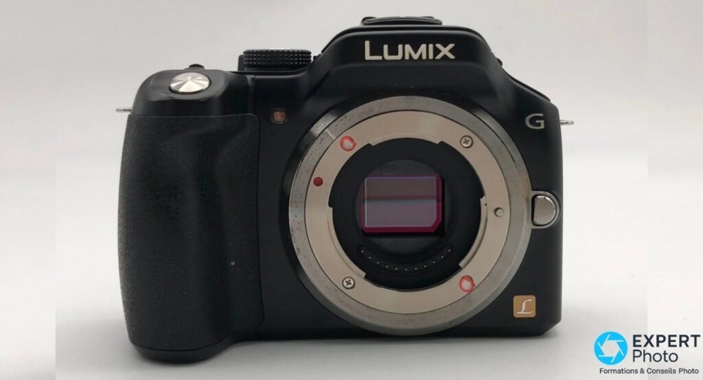  Panasonic Lumix G5 noir de face, baïonnette Micro 4/3 ouverte sans objectif, capteur Live MOS et logo LUMIX visibles.