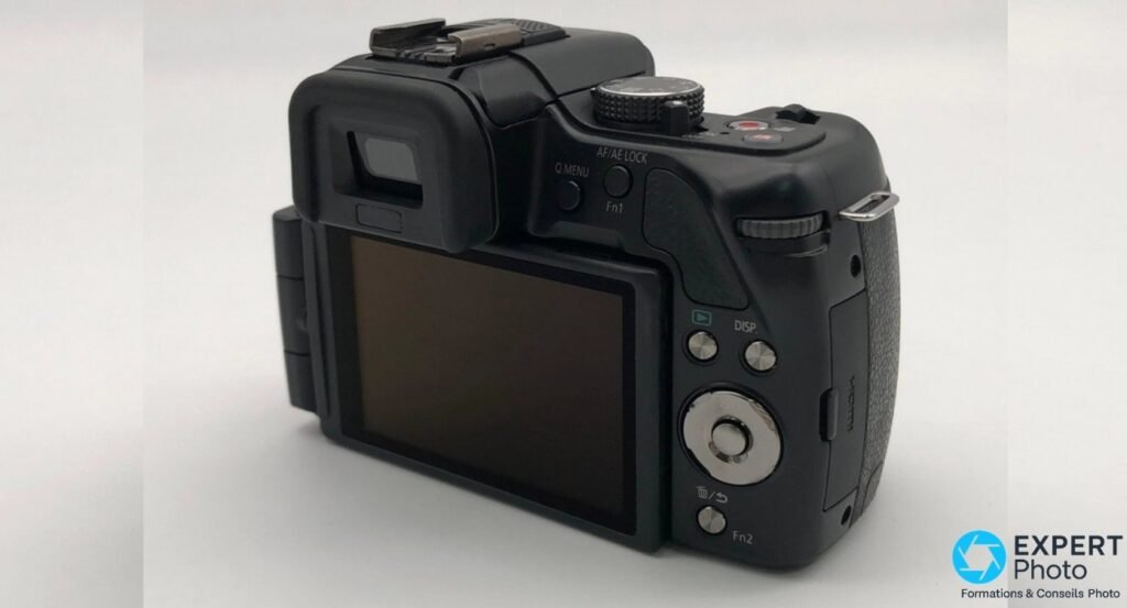 Vue arrière 3/4 droit du Panasonic Lumix G5 montrant l'écran LCD, le viseur électronique et les boutons Q.MENU, Fn1, DISP.