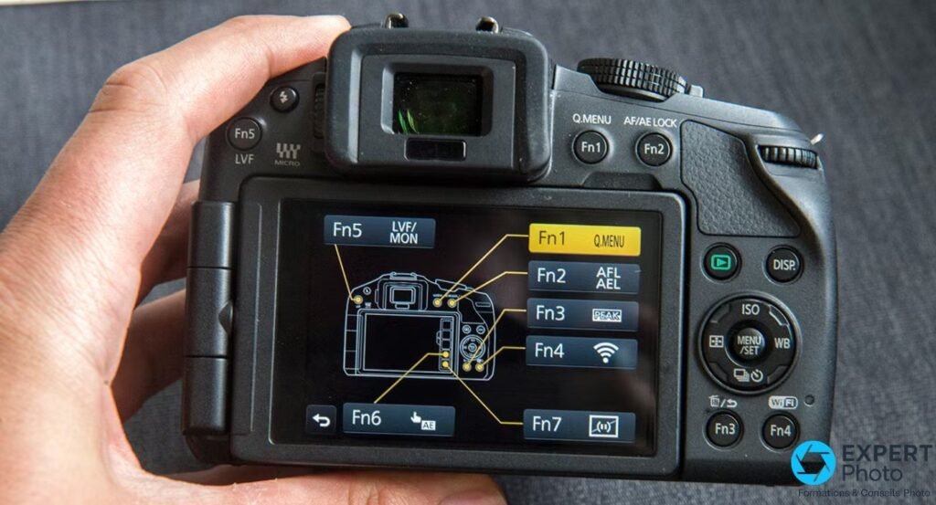 Panasonic Lumix G6 vu de dos tenu en main, écran affichant le menu de configuration des touches Fn1 à Fn7 