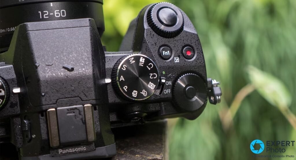 Gros plan de la molette de modes PASM, du bouton Fn1, du déclencheur et du bouton vidéo du Panasonic Lumix G80 