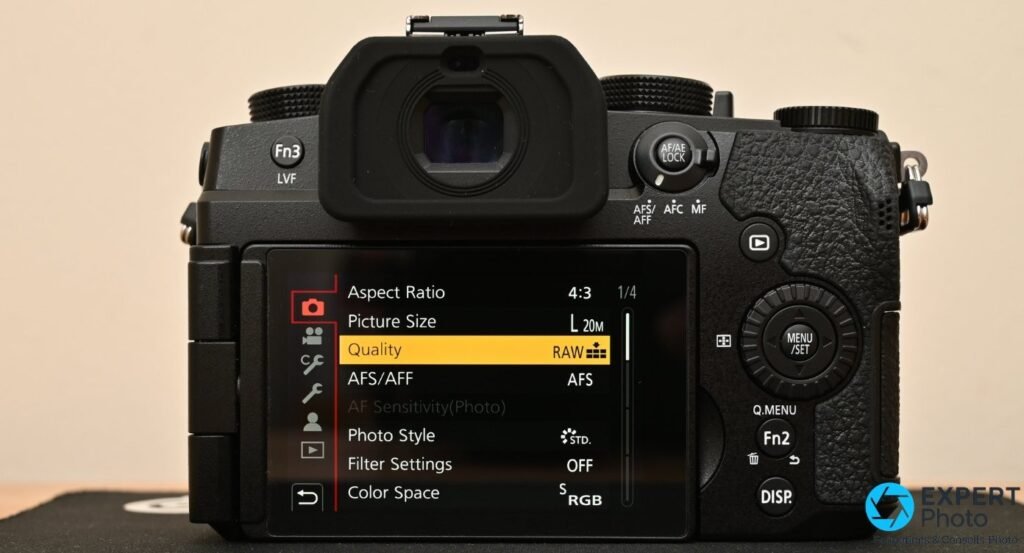  Écran arrière du Panasonic Lumix G97 affichant le menu photo (Aspect Ratio 4:3, Quality RAW, Photo Style STD) 