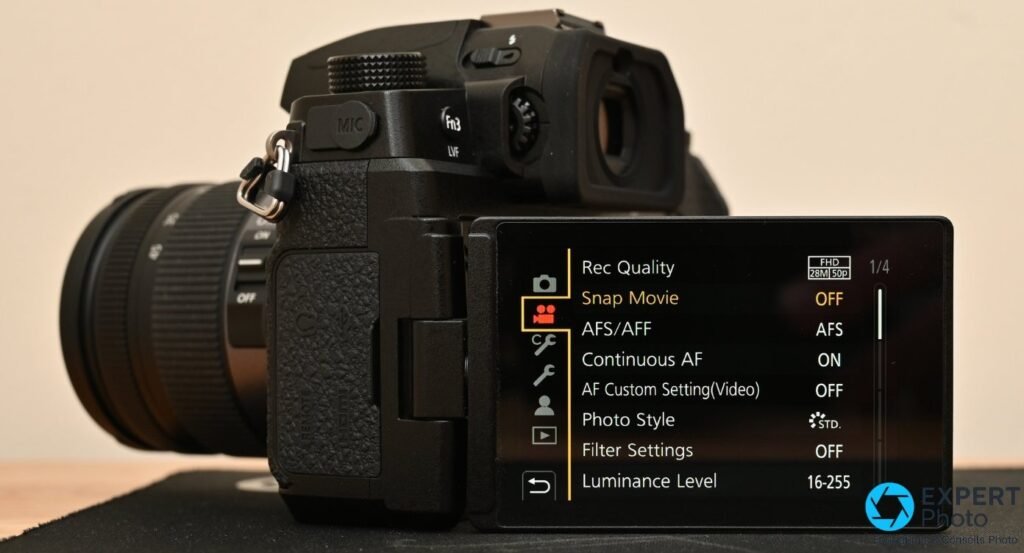 Écran tactile orientable du Panasonic Lumix G97 sur le menu vidéo (Rec Quality FHD, Continuous AF ON)