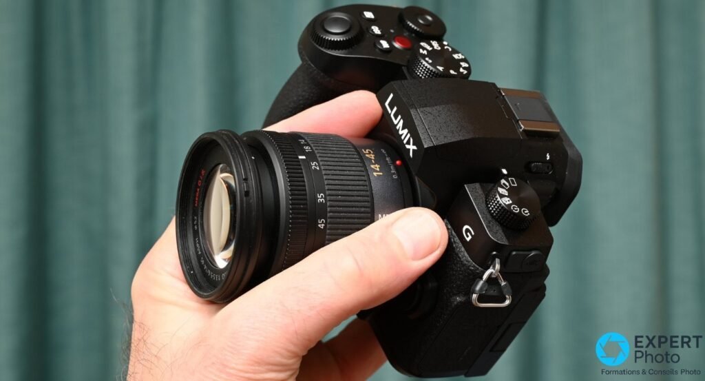  Détail de l'objectif kit Lumix G Vario 14-45 mm MEGA O.I.S. monté sur le Panasonic Lumix G97