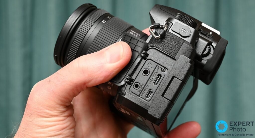 Connectique latérale du Panasonic Lumix G97 : ports MIC, REMOTE, HDMI et USB-C visibles, objectif kit 14-45 mm