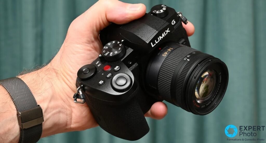 Prise en main du Panasonic Lumix G97 en trois quarts avant, marquage LUMIX G et kit zoom 14-45 mm visible
