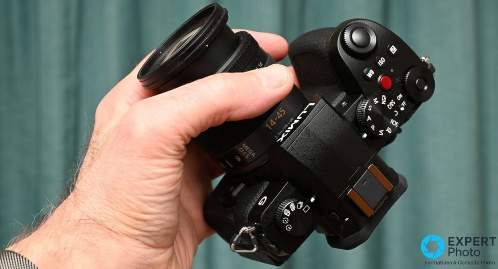 Panasonic Lumix G97 vu de dessus avec objectif kit 14-45 mm MEGA O.I.S. et molettes des modes