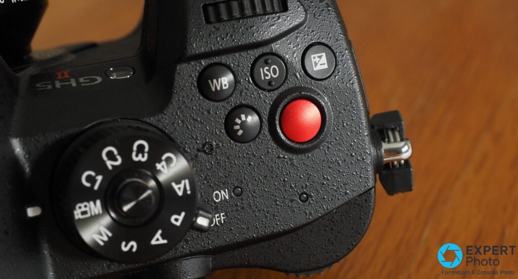 Détail du dessus du Panasonic GH5 II : molette MASPC-iA-C1-C4, boutons WB ISO, bouton rouge d'enregistrement vidéo