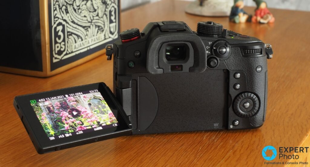Panasonic GH5 II vue arrière avec écran orientable déplié vers le bas, viseur électronique et roue de navigation visibles