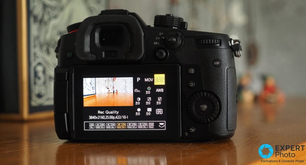 Panasonic GH5 II vue arrière, écran montrant menu Rec Quality avec réglage 3840x2160 25p 422/10-I sélectionné
