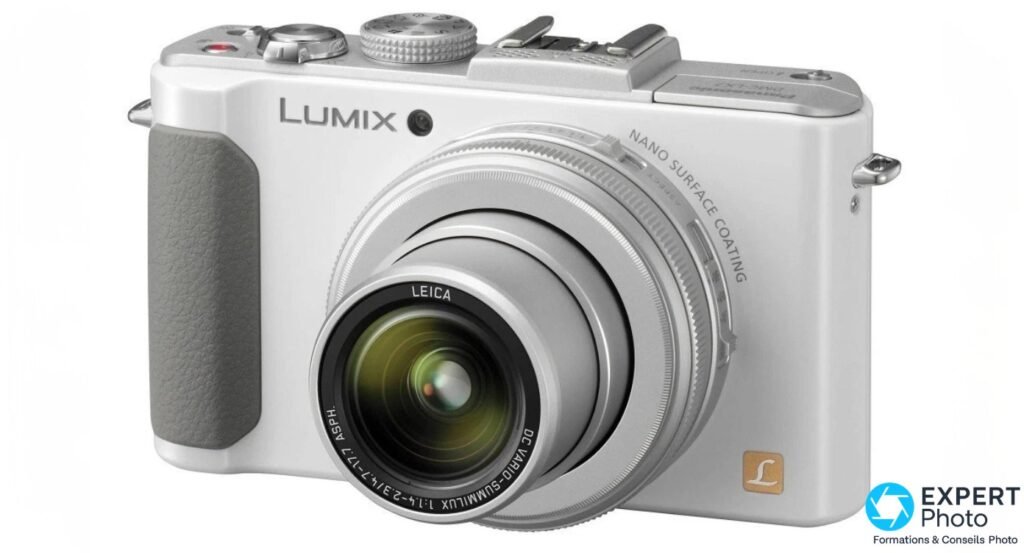 Panasonic Lumix DMC-LX7 blanc de face, optique Leica DC Vario-Summilux en position téléobjectif.