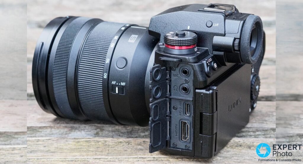 Panasonic Lumix S1 II profil gauche, trappe connecteurs ouverte avec ports HDMI, USB-C charge, MIC et casque jack
