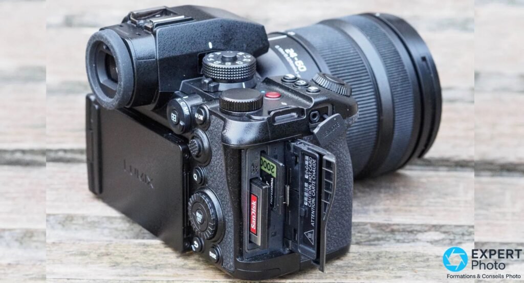 Panasonic Lumix S1 II vu de 3/4 arrière, trappe double fente mémoire ouverte avec carte SanDisk inséré