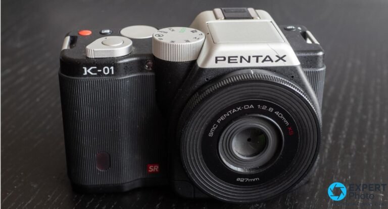 Pentax K-01 : avis sur l’hybride Pentax en monture K Pentax K-01 noir et argent vu de 3/4 avant gauche avec objectif SMC Pentax-DA 40mm f/2.8 XS monté
