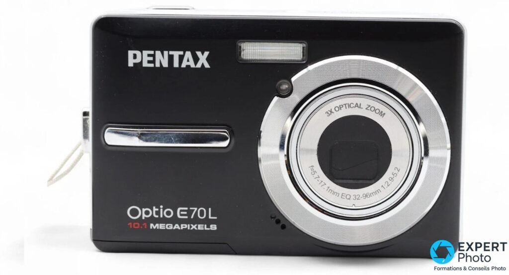 Pentax Optio E70L de face : logo Pentax, objectif 3X Optical Zoom f=5.7-17.1 mm équivalent 32-96 mm, mention 10.1 mégapixels. 