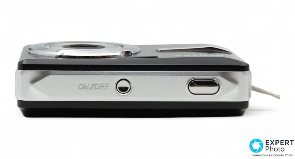 Vue de dessus du Pentax Optio E70L : coiffe argentée gravée ON/OFF, bouton d'alimentation et déclencheur, objectif rétracté.