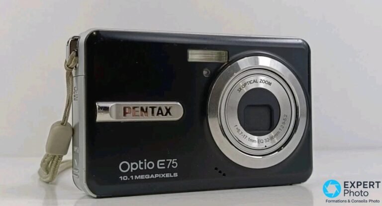 Compact Pentax Optio E75 vu de face, objectif 3X Optical Zoom sorti, marquage PENTAX et 10.1 megapixels visibles.