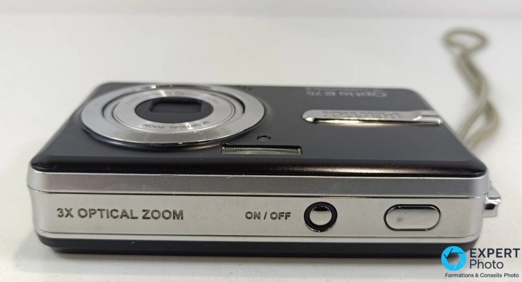 Pentax Optio E75 vu du dessus, objectif sorti et bouton ON/OFF 