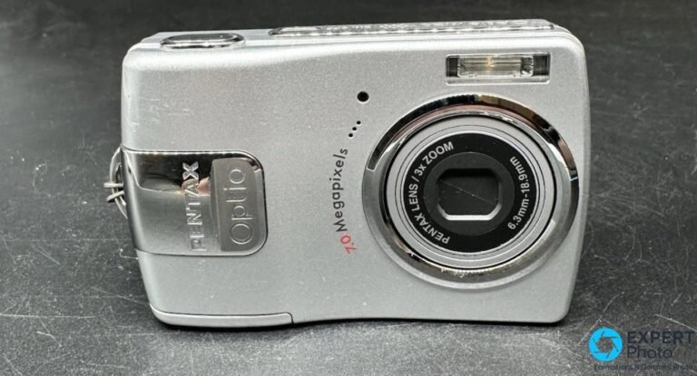 Pentax Optio M20, compact numérique CCD silver de 2006, vue de face avec objectif rétracté
