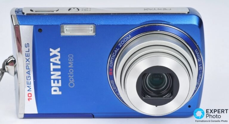 Pentax Optio M60 bleu, face avant, objectif zoom 5x Pentax Lens 6,3–31,5 mm et flash intégré visible