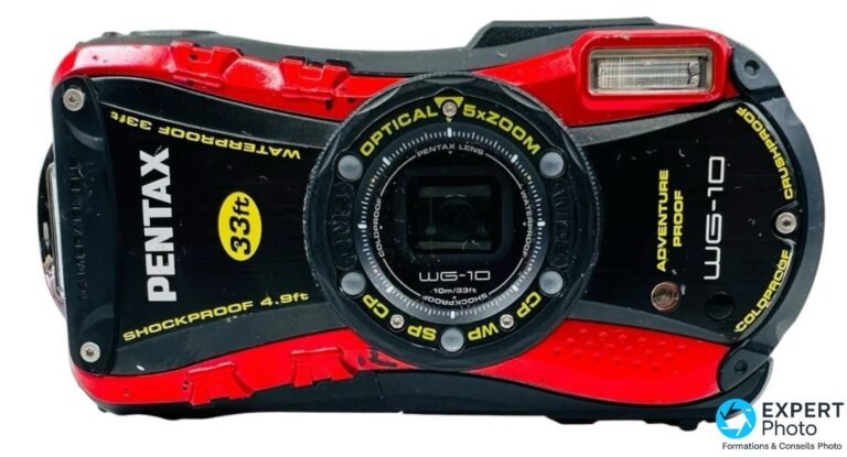 Pentax WG-10 : un vieux compact outdoor à envisager avec prudence Pentax WG-10 rouge et noir vu de face, objectif central avec bague WG-10, inscriptions Waterproof 33ft et Shockproof 4.9ft