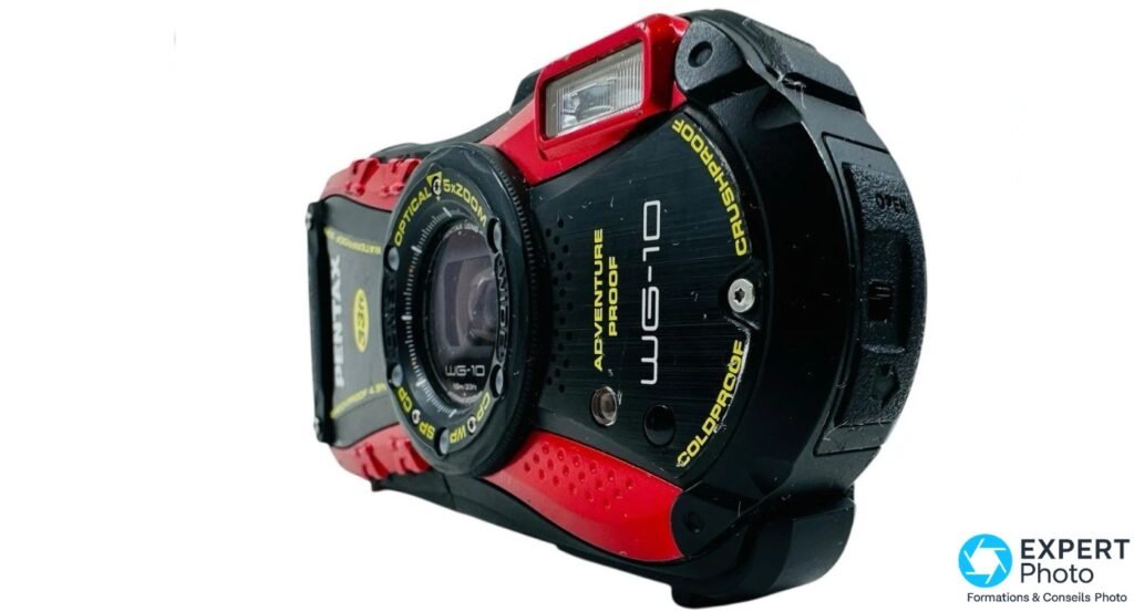 Pentax WG-10 rouge et noir en vue 3/4 avant droit, côté droit avec inscriptions Adventure Proof, Coldproof et Crushproof visibles