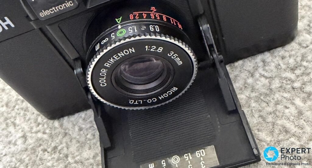 Gros plan macro objectif Color Rikenon 1:2.8 35mm du Ricoh FF-1S, échelle ouvertures 2.8-16 et distances 0.9-infini