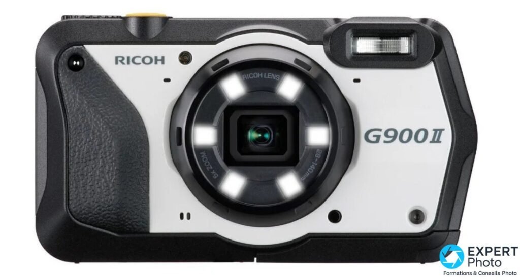 Vue frontale du Ricoh G900 II : façade noir et blanc, logo RICOH, marquage G900 II et anneau de six LED allumées.