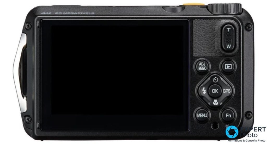 Dos du Ricoh G900 II : écran LCD, mention 4K 20 MEGAPIXELS, levier T/W, boutons ADJ MEMO, Play, MENU, Fn et pad GPS. 
