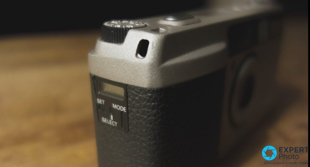  Vue rapprochée arrière du Ricoh GR1 : fenêtre LCD du dos, boutons SET, MODE et SELECT, revêtement noir grainé.