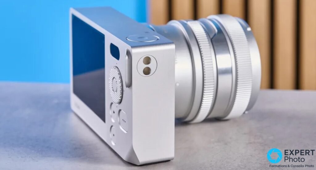 Sigma BF argenté dos, écran tactile arrière allumé, molette et boutons commandes visibles, fond bleu