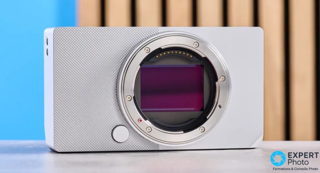 Sigma BF argenté de face, monture L ouverte, capteur plein format rose/violet visible, contacts dorés
