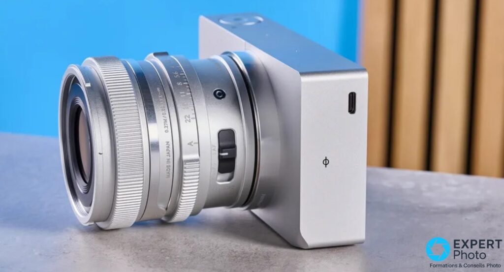 Sigma BF argenté profil droit, port USB-C seul sur le flanc, objectif argenté monté, inscriptions lisibles