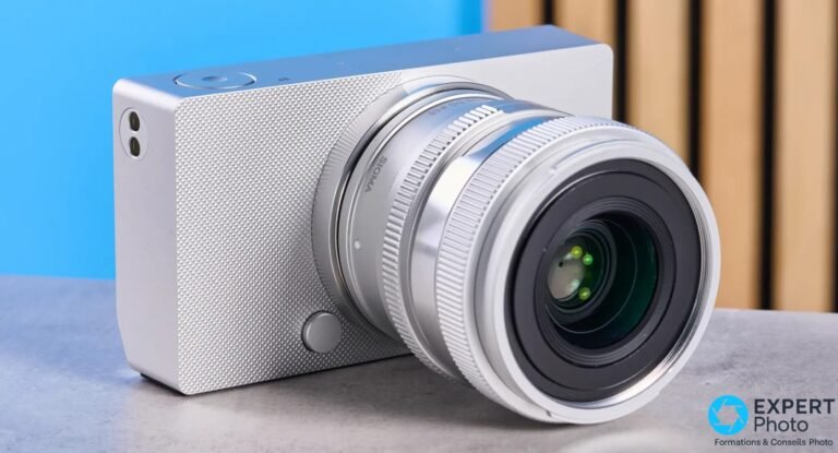 Test Sigma BF : usage créatif convaincant, polyvalence très limitée Sigma BF argenté vue 3/4 avant, objectif Sigma focale fixe argenté monté, fond bleu et lames bois