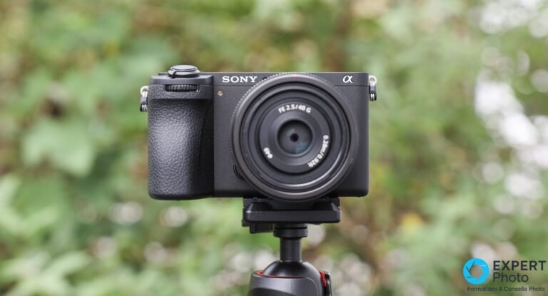 Test Sony A6700 : un hybride APS-C taillé pour la photo et la vidéo Sony A6700 sur trépied avec FE 2.5/40 G, vue de face, lentille frontale et marquage filtre Ø49 visibles.