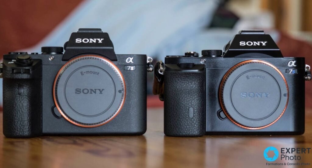 Sony Alpha 7 II (gauche) à côté du Sony Alpha 7s (droite), faces avant, caches E-mount Sony, grip A7 II plus profond. 