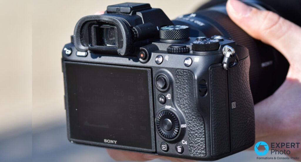 Sony A7 III vu de dos, écran LCD éteint, viseur EVF, boutons Fn, ISO, C4, DISP et roue de navigation identifiables