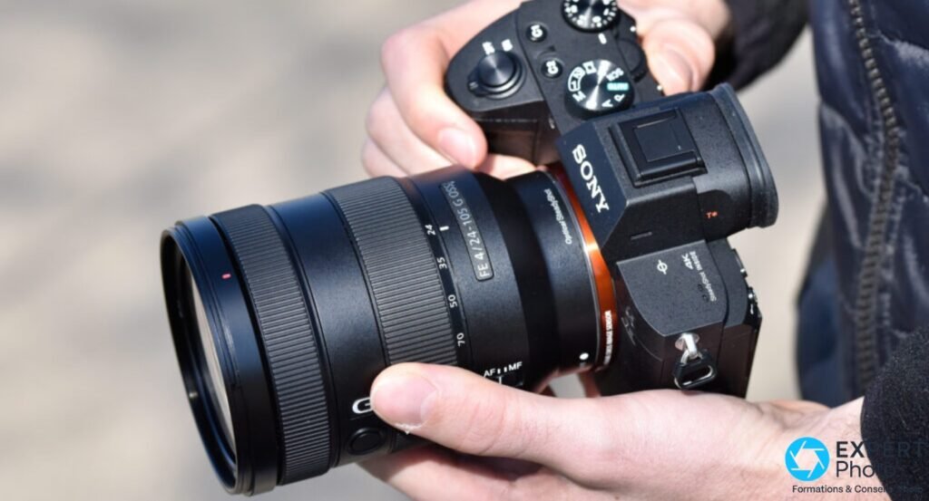 Sony A7 III avec objectif FE 24-105 G OSS, profil gauche, échelle de focales 24-35-50-70 et commutateur AF/MF visibles