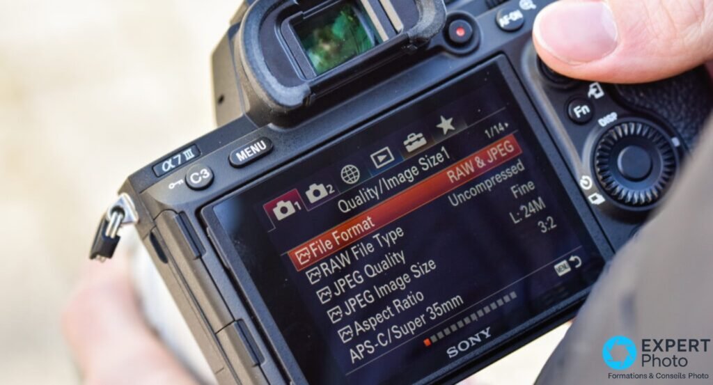 Sony A7 III, écran LCD allumé affichant le menu Quality/Image Size avec File Format sélectionné en RAW & JPEG, page 1/14