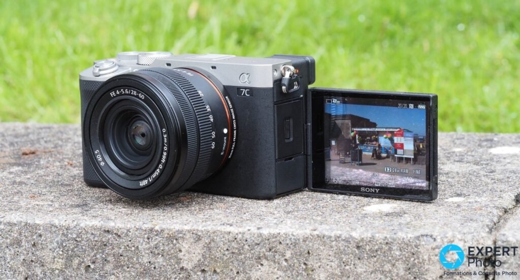 Sony A7C avec écran orientable déployé face caméra montrant une prévisualisation, objectif FE 28-60 mm monté.