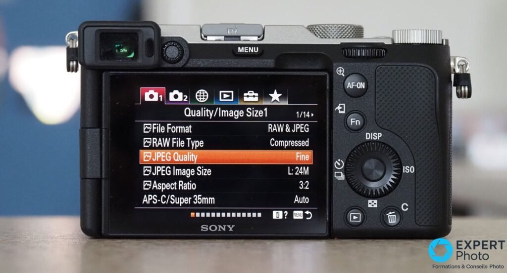 Sony A7C vu de dos, écran allumé sur le menu Quality/Image Size, viseur EVF et molette arrière visibles.